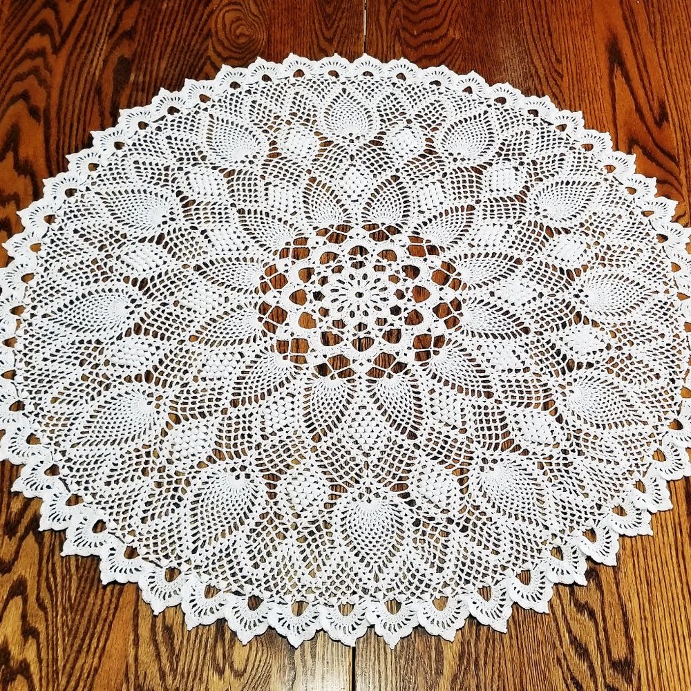 Vintage Style New Hand Crafted white, 31 1/4" Diamond Puff Pineapple doily.